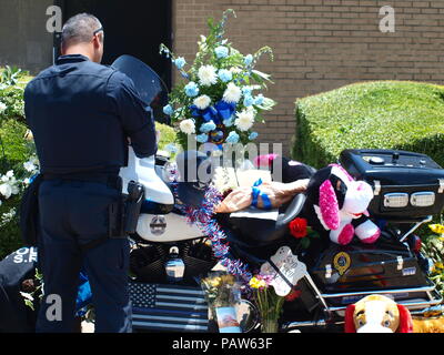 Dallas, Stati Uniti d'America,24 luglio 2018. Sr, CPL Earl " Jamie' Givens, un 32-anno veterano di Dallas il dipartimento di polizia è morto nella linea del dazio, mentre stavano scortando un corteo funebre come membro del motociclo unità. Givens Officer è stato colpito da un SUV. Il conducente è stato arrestato per presunta essere sotto l'influenza di alcol. Servizi funebri sarà il prossimo giovedì a Prestonwood chiesa battista, Plano. Credito: dallaspaparazzo/Alamy Live News Foto Stock