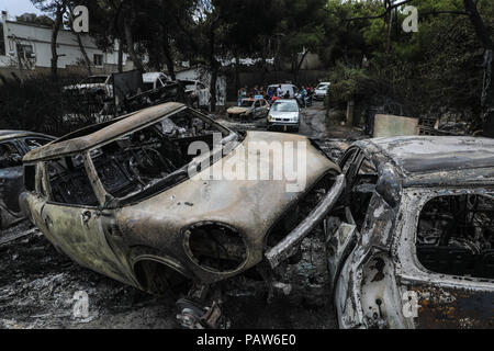 Mati, Grecia. Il 24 luglio, 2018. Veicoli bruciati sono visti in mati, una città di mare ad est di Atene, Grecia, il 24 luglio 2018. Il numero di morti in devastanti incendi nei pressi di Atene è stato rivisto verso l'alto per 74 martedì pomeriggio, mentre la ricerca di altre vittime ha continuato in Attica orientale della costa, nazionale greco di agenzia di notizie riportate amna. Credito: Lefteris Partsalis/Xinhua/Alamy Live News Foto Stock