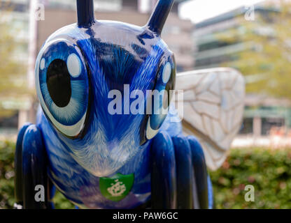 Salford Quays, Manchester, UK. Il 24 luglio 2018. Blue bee-ter è il blu Pietro bee progettato e decorato da Jodie Silverman. Situato nei pressi del Blue Peter garden a mediacityUK, Salford Quays, Manchester. Essa fa parte del Bee nella città eventi a supporto del Amiamo Manchester carità Credito: Stu/Alamy Live News Foto Stock