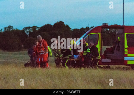 Westbury, Wiltshire, Regno Unito, 24 luglio 2018, feriti casualty essendo portati per ambulanza dopo il crash di parapendio credit Estelle Bowden Alamy/Live news Foto Stock