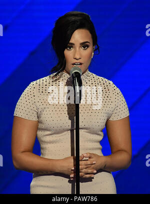 Philadelphia, Pennsylvania, Stati Uniti. 25 luglio 2016. 24 luglio 2018 - Singer Demi Lovato è stato ricoverato in ospedale dopo aver subito un'apparente overdose di droga. File Photo: Demi Lovato fa commenti e si esibisce alla Convention nazionale democratica del 2016 presso il Wells Fargo Center di Philadelphia, Pennsylvania, lunedì 25 luglio 2016. Credito fotografico: Ron Sachs/CNP/AdMedia credito: Ron Sachs/AdMedia//Alamy Live News Foto Stock