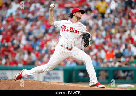 Philadelphia, Pennsylvania, USA. Il 24 luglio, 2018. Philadelphia Phillies a partire lanciatore Aaron Nola (27) genera un passo durante il gioco MLB tra i Los Angeles Dodgers e Philadelphia Phillies al Citizens Bank Park di Philadelphia, Pennsylvania. Christopher Szagola/CSM/Alamy Live News Foto Stock