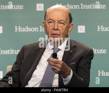 Washington, DC, Stati Uniti d'America. Il 24 luglio, 2018. WILBUR ROSS, Stati Uniti Segretario del Commercio, parlando all'Hudson Institute di Washington, DC sulla luglio 24, 2018 Credit: Michael Brochstein/ZUMA filo/Alamy Live News Foto Stock