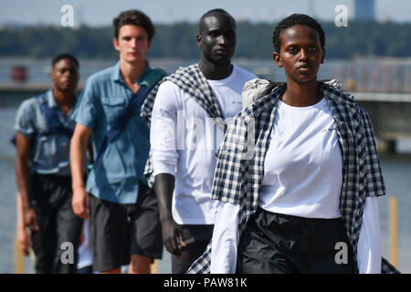 Helsinki, Finlandia. Il 24 luglio, 2018. I modelli presenti creazioni di abbigliamento sportivo tedesco marchio VAUDE durante l'Helsinki Fashion Week 2018 a Helsinki in Finlandia, 24 luglio 2018. Credito: Sergei Stepanov/Xinhua/Alamy Live News Foto Stock