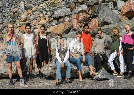 Helsinki, Finlandia. Il 24 luglio, 2018. I modelli presenti creazioni della stilista finlandese Mai Niemi durante l'Helsinki Fashion Week 2018 a Helsinki in Finlandia, 24 luglio 2018. Credito: Sergei Stepanov/Xinhua/Alamy Live News Foto Stock