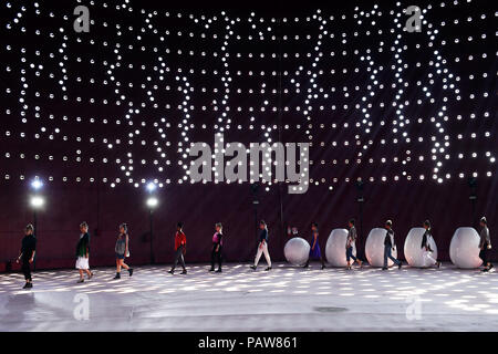 Helsinki, Finlandia. Il 24 luglio, 2018. I modelli presenti creazioni della stilista finlandese Mai Niemi durante l'Helsinki Fashion Week 2018 a Helsinki in Finlandia, 24 luglio 2018. Credito: Sergei Stepanov/Xinhua/Alamy Live News Foto Stock