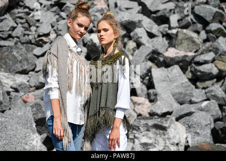 Helsinki, Finlandia. Il 24 luglio, 2018. I modelli presenti creazioni della stilista finlandese Mai Niemi durante l'Helsinki Fashion Week 2018 a Helsinki in Finlandia, 24 luglio 2018. Credito: Sergei Stepanov/Xinhua/Alamy Live News Foto Stock