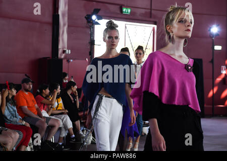 Helsinki, Finlandia. Il 24 luglio, 2018. I modelli presenti creazioni della stilista finlandese Mai Niemi durante l'Helsinki Fashion Week 2018 a Helsinki in Finlandia, 24 luglio 2018. Credito: Sergei Stepanov/Xinhua/Alamy Live News Foto Stock