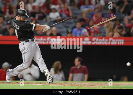 Anaheim, California, USA. Luglio 24, 2018: Chicago White Sox designato hitter Matt Davidson (24) rompe il suo bat nel gioco tra il Chicago White Sox e Los Angeles gli angeli di Anaheim, Angel Stadium di Anaheim, CA, fotografo: Pietro Joneleit Credito: Cal Sport Media/Alamy Live News Foto Stock