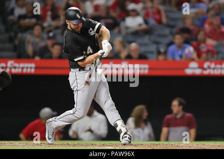 Anaheim, California, USA. Luglio 24, 2018: Chicago White Sox designato hitter Matt Davidson (24) rompe il suo bat nel gioco tra il Chicago White Sox e Los Angeles gli angeli di Anaheim, Angel Stadium di Anaheim, CA, fotografo: Pietro Joneleit Credito: Cal Sport Media/Alamy Live News Foto Stock