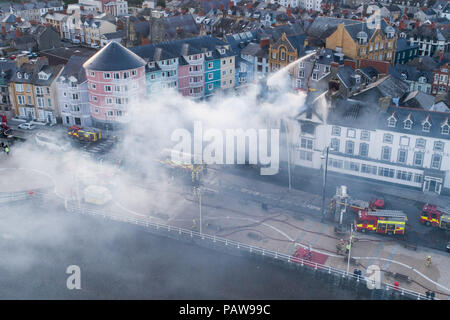 Aberystwyth Wales UK, mercoledì 25 luglio 2018 un grande incendio ha gravemente danneggiato due alberghi contigui in modo Aberystwyth lungomare. Il Belle Vue Hotel e Hotel di Belgrado ha preso fuoco intorno a 2am questa mattina, motori Fire da tutta la metà e il Galles occidentale sono stati presenti per tutta la notte. Non ci sono notizie di vittime e tutti gli ospiti sono stati trasferiti in altri alloggi . Gran parte del centro della città è stato isolato per motivi di sicurezza Credito Foto : Keith Morris Credito: keith morris/Alamy Live News Foto Stock