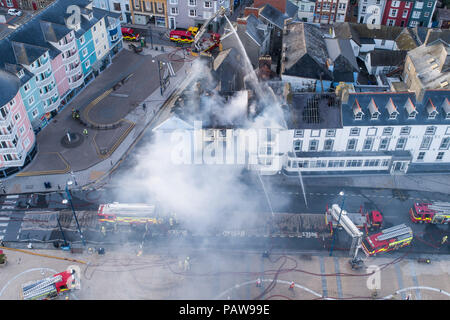 Aberystwyth Wales UK, mercoledì 25 luglio 2018 un grande incendio ha gravemente danneggiato due alberghi contigui in modo Aberystwyth lungomare. Il Belle Vue Hotel e Hotel di Belgrado ha preso fuoco intorno a 2am questa mattina, motori Fire da tutta la metà e il Galles occidentale sono stati presenti per tutta la notte. Non ci sono notizie di vittime e tutti gli ospiti sono stati trasferiti in altri alloggi . Gran parte del centro della città è stato isolato per motivi di sicurezza Credito Foto : Keith Morris Credito: keith morris/Alamy Live News Foto Stock