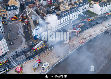 Aberystwyth Wales UK, mercoledì 25 luglio 2018 un grande incendio ha gravemente danneggiato due alberghi contigui in modo Aberystwyth lungomare. Il Belle Vue Hotel e Hotel di Belgrado ha preso fuoco intorno a 2am questa mattina, motori Fire da tutta la metà e il Galles occidentale sono stati presenti per tutta la notte. Non ci sono notizie di vittime e tutti gli ospiti sono stati trasferiti in altri alloggi . Gran parte del centro della città è stato isolato per motivi di sicurezza Credito Foto : Keith Morris Credito: keith morris/Alamy Live News Foto Stock