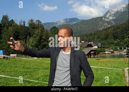 24 luglio 2018, Schönau am Königssee, Germania: l'attore Peter Morton durante una ripresa rottura nella ARD serie 'Watzmann ermittelt'. Inizialmente, otto episodi sono prodotte. La divertente serie di criminalità è pianificata per il broadcast nel 2019. Foto: Ursula Düren/dpa Foto Stock