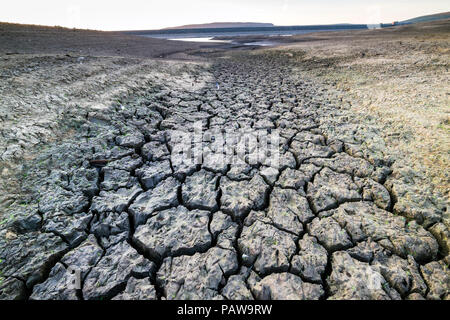 Serbatoio Selset, Lunedale, nella contea di Durham. Mercoledì 25 Luglio 2018. Regno Unito Meteo. Su che cosa è prevista per essere uno dei giorni più caldi dell'anno finora la terra arida del serbatoio Selset nella Contea di Durham cuoce sotto il calore della mattina presto sun. David Forster/Alamy Live News Foto Stock