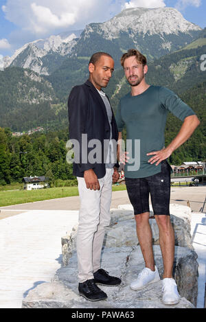 24 luglio 2018, Schönau am Königssee, Germania: gli attori Peter Marton (L) e Ben Blaskowic durante una ripresa rottura alla ARD serie 'Watzmann ermittelt'. Inizialmente, otto episodi sono prodotte. La divertente serie di criminalità è pianificata per il broadcast nel 2019. Foto: Ursula Düren/dpa Foto Stock