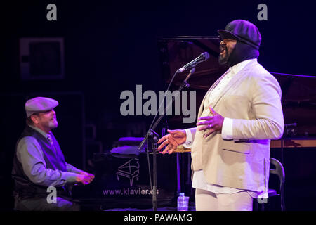 Cartagena, Spagna. Il 24 luglio, 2018. American Jazz cantante, Gregory Porter, durante la sua performance a La Mar de Musicas Festival. © ABEL F. ROS/Alamy Live News Foto Stock