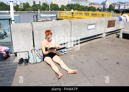 Londra. Regno Unito. Xxv Luglio 2018.Una donna sunbathes in South Bank Centre su un altro giorno caldo con l'ondata di caldo impostato a continuare e ad alta temperatura prevista durante la settimana di raggiungere 35C Credito: amer ghazzal/Alamy Live News Foto Stock