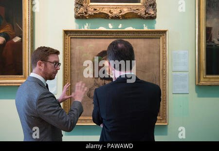 National Portrait Gallery di Londra, Regno Unito. 25 Luglio, 2018. Jeremy Wright, cultura Segretario (a destra) e il dottor Nicholas Cullinan, Direttore del National Portrait Gallery (sinistra) visualizza Sir Thomas Lawrence il famoso ritratto di William Wilberforce, che si recherà a Hull, il suo luogo di nascita, per la prima volta come parte di "Tornando a casa". Il Lawrence's ritratto incompiuto di Wilberforce, è stata una delle prime opere acquisite dal National Portrait Gallery quando è stato istituito nel 1856. Il lavoro sarà vai sul display in Ferens Art Gallery di scafo in 2019. Credito: Malcolm Park/Alamy Live News. Foto Stock