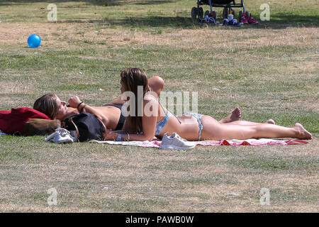 Hyde Park. Londra. Regno Unito 25 luglio 2018 - Una donna sunbathes in Hyde Park su un molto caldi e umidi giorni nella capitale. Secondo il Met Office la temperatura a Londra e il Sud Est rischia di raggiungere 35 gradi celsius giovedì. Credito: Dinendra Haria/Alamy Live News Foto Stock