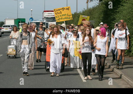 Poco Plumpton, Blackpool, Regno Unito. 25/07/2018. Donne in bianco protesta a Cuadrilla Fracking sito dopo l'annuncio che fracking sperimentali è di andare avanti a settembre. Il processo che utilizza enormi quantità di acqua è programmato per iniziare quando il serbatoio del locale è pieno di capacità. Ampia opere della tubazione di alimentazione del sito sono state completate. Credito: MediaWorldImages/AlamyLiveNews Foto Stock