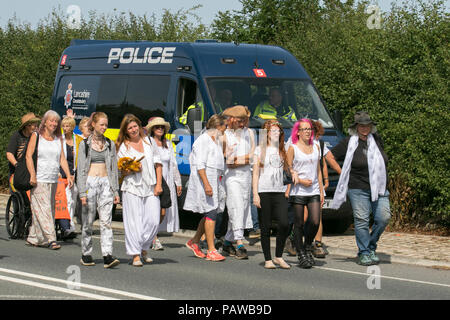 Poco Plumpton, Blackpool, Regno Unito. 25/07/2018. Donne in bianco protesta a Cuadrilla Fracking sito dopo l'annuncio che fracking sperimentali è di andare avanti a settembre. Il processo che utilizza enormi quantità di acqua è programmato per iniziare quando il serbatoio del locale è pieno di capacità. Ampia opere della tubazione di alimentazione del sito sono state completate. Credito: MediaWorldImages/AlamyLiveNews Foto Stock