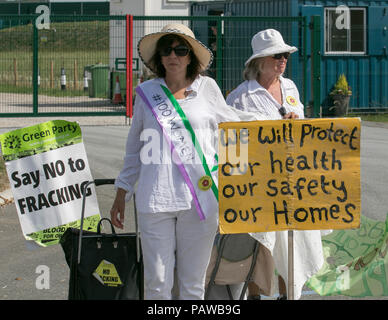 Poco Plumpton, Blackpool, Regno Unito. 25/07/2018. Donne in bianco protesta a Cuadrilla Fracking sito dopo l'annuncio che fracking sperimentali è di andare avanti a settembre. Il processo che utilizza enormi quantità di acqua è programmato per iniziare quando il serbatoio del locale è pieno di capacità. Ampia opere della tubazione di alimentazione del sito sono state completate. Credito: MediaWorldImages/AlamyLiveNews Foto Stock