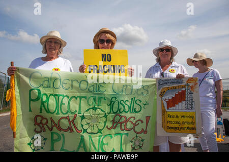 Poco Plumpton, Blackpool, Regno Unito. 25/07/2018. Donne in bianco protesta a Cuadrilla Fracking sito dopo l'annuncio che fracking sperimentali è di andare avanti a settembre. Il processo che utilizza enormi quantità di acqua è programmato per iniziare quando il serbatoio del locale è pieno di capacità. Ampia opere della tubazione di alimentazione del sito sono state completate. Credito: MediaWorldImages/AlamyLiveNews Foto Stock