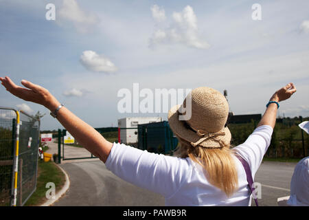 Poco Plumpton, Blackpool, Regno Unito. 25/07/2018. Donne in bianco protesta a Cuadrilla Fracking sito dopo l'annuncio che fracking sperimentali è di andare avanti a settembre. Il processo che utilizza enormi quantità di acqua è programmato per iniziare quando il serbatoio del locale è pieno di capacità. Ampia opere della tubazione di alimentazione del sito sono state completate. Credito: MediaWorldImages/AlamyLiveNews Foto Stock