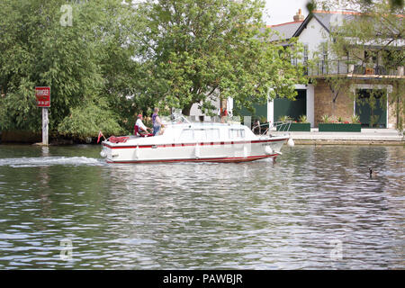 Windsor,UK,25 Luglio 2018,barca sul fiume Tamigi come il caldo continua a Windsor, la previsione è per il sole e il calore che è venuto da Africa e Mediterraneo. La gente viene ricordato per rimanere fuori del sole da 11-3pm, mantenere idratato e tenere le finestre e le porte chiuse a casa. Credito Larby Keith/Alamy Live News Foto Stock