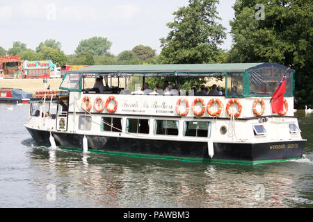 Windsor,UK,25 Luglio 2018,barca sul fiume Tamigi come il caldo continua a Windsor, la previsione è per il sole e il calore che è venuto da Africa e Mediterraneo. La gente viene ricordato per rimanere fuori del sole da 11-3pm, mantenere idratato e tenere le finestre e le porte chiuse a casa. Credito Larby Keith/Alamy Live News Foto Stock