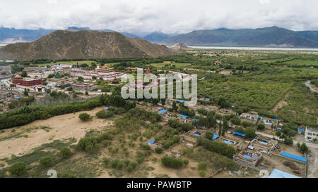 Shannan. 23 Luglio, 2018. Foto aeree prese sulla luglio 23, 2018 mostra una foresta shelterbelt in Zhanang contea di Shannan City, a sud-ovest della Cina di regione autonoma del Tibet. Per anni il governo locale ha preso misure efficaci per la lotta contro la desertificazione. Credito: Liu Dongjun/Xinhua/Alamy Live News Foto Stock