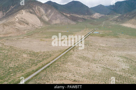 Shannan. 23 Luglio, 2018. Foto aeree prese sulla luglio 23, 2018 mostra una zona di rimboschimento in Zhanang contea di Shannan City, a sud-ovest della Cina di regione autonoma del Tibet. Per anni il governo locale ha preso misure efficaci per la lotta contro la desertificazione. Credito: Liu Dongjun/Xinhua/Alamy Live News Foto Stock