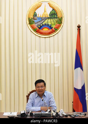 Vientiane, Laos. Xxv Luglio, 2018. Lao il Primo Ministro Thongloun Sisoulith parla durante una conferenza stampa a Vientiane, Laos, il 25 luglio 2018. Il primo ministro ha detto mercoledì che alcuni 131 persone erano ancora mancanti dopo una diga idroelettrica crollato nel sud Laos prima questa settimana. Credito: Li Sha/Xinhua/Alamy Live News Foto Stock