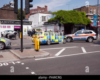 Londra, Regno Unito. Il 25 luglio 2018. Gruppo di Metropolitan auto della polizia che frequentano uno scooter la criminalità operazione in Chalk Farm Rd London UK Credit: Martyn Goddard/Alamy Live News Foto Stock