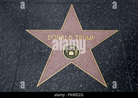 Luglio 25, 2018 - Los Angeles, California, Stati Uniti - file foto datata 9 luglio 2015 - Donald Trump's stella sulla Hollywood Walk of Fame è visto il 9 luglio 2015 a Los Angeles, California. Presidente Donald Trump's stella sulla Hollywood Walk of Fame è stata distrutta da un uomo con un piccone inizio mercoledì mattina, secondo a Los Angeles la polizia. (Credito Immagine: © Ringo Chiu/ZUMA filo) Foto Stock