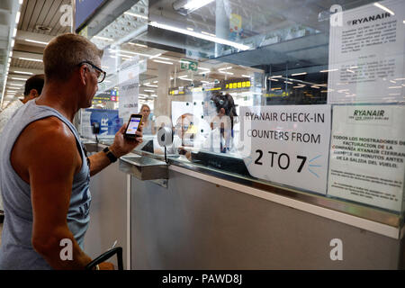 Palma de Mallorca, Spagna. Xxv Luglio, 2018. I passeggeri sono in piedi presso il banco informazioni della Ryanair in aeroporto. L'inizio di una due giorni di sciopero da equipaggio di cabina a bilancio compagnia aerea Ryanair è stato un inconveniente per innumerevoli viaggiatori in diversi paesi europei. La maggior parte le cancellazioni si è verificato in Spagna, dove Ryanair annullato 200 voli - poco meno di un quarto di tutti i collegamenti. Credito: Clara Margais/dpa/Alamy Live News Foto Stock