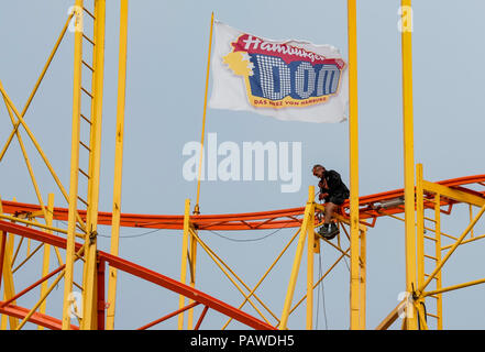 Amburgo, Germania. Xxv Luglio, 2018. Un lavoratore si accumula un giro per la Volksfest Hamburger Dom. La cattedrale si apre dal 27.07. al 26.08.2018. Credito: Axel Heimken/dpa/Alamy Live News Foto Stock