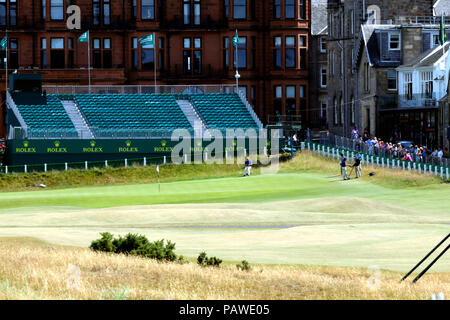 Xxv Luglio 2018, Old Course a St Andrews, St Andrews, Scozia; il 2018 Senior Open Golf Championships, giorno di pratica; una vista generale di St Andrews guardando in giù verso il diciottesimo green Foto Stock