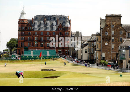 Xxv Luglio 2018, Old Course a St Andrews, St Andrews, Scozia; il 2018 Senior Open Golf Championships, giorno di pratica; una vista generale di St Andrews guardando in giù verso il diciottesimo green Foto Stock