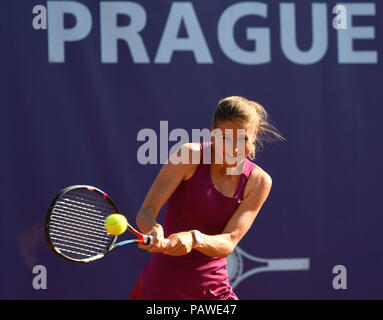 Praga, Repubblica Ceca. Xxv luglio. Katerina Vankova della Repubblica ceca in azione durante il match raddoppia Anastasia Grymalska e Martina Di Giuseppe d'Italia contro Katerina Vankova e Natalie Sukova della Repubblica ceca durante il vantaggio auto Praga aperto in Praga Repubblica Ceca, il 25 luglio 2018. (CTK foto/Michal Krumphanzl) Foto Stock