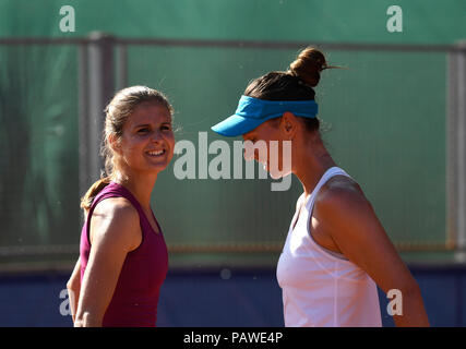 Praga, Repubblica Ceca. Xxv luglio. Katerina Vankova, sinistra e Natalie Sukova della Repubblica ceca in azione durante il match raddoppia Anastasia Grymalska e Martina Di Giuseppe d'Italia contro Katerina Vankova e Natalie Sukova della Repubblica ceca durante il vantaggio auto Praga aperto in Praga Repubblica Ceca, il 25 luglio 2018. (CTK foto/Michal Krumphanzl) Foto Stock