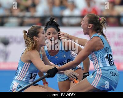 (L a r) marcatore del primo goal argentino, Florencia Habif (ARG, destra) festeggia con Julia Gomes (ARG, a sinistra) e Maria Granatto (ARG). Germania v Argentina. Match 11. Piscina C. Womens Hockey World Cup 2018. Lee Valley hockey center. Queen Elizabeth Olympic Park. Stratford. Londra. Regno Unito. 25/07/2018. Foto Stock