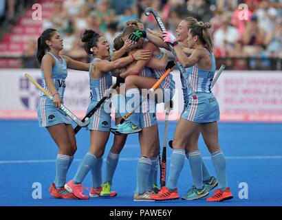 Marcatore del primo goal argentino, Florencia Habif (ARG) salta nelle braccia di Julia Gomes (ARG) per festeggiare. Germania v Argentina. Match 11. Piscina C. Womens Hockey World Cup 2018. Lee Valley hockey center. Queen Elizabeth Olympic Park. Stratford. Londra. Regno Unito. 25/07/2018. Foto Stock