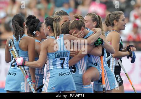 Marcatore del primo goal argentino, Florencia Habif (ARG) salta nelle braccia di Julia Gomes (ARG) per festeggiare. Germania v Argentina. Match 11. Piscina C. Womens Hockey World Cup 2018. Lee Valley hockey center. Queen Elizabeth Olympic Park. Stratford. Londra. Regno Unito. 25/07/2018. Foto Stock