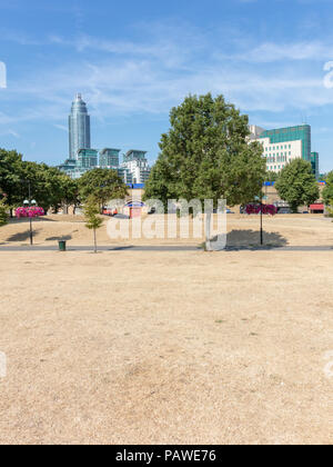 Vauxhall, Londra, UK, 25 luglio 2018. Vauxhall Pleasure Gardens, Londra; UK Meteo - erba ha attivato il giallo e guarda come la paglia a causa della corrente canicola estiva Foto Stock