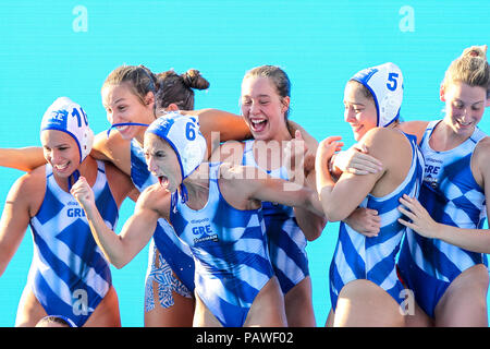 Xxv Luglio 2018, Bernat piscine Picornell, Barcellona, Spagna; xxxiii European Water Polo Championships, Spagna donne contro la Grecia le donne; il banco della Grecia per celebrare la loro vittoria contro la Spagna Foto Stock