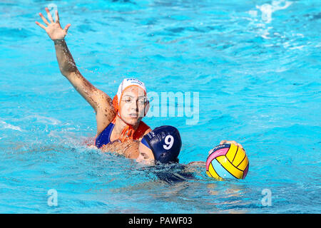 Xxv Luglio 2018, Bernat piscine Picornell, Barcellona, Spagna; xxxiii European Water Polo Championships, Paesi Bassi le donne contro l'Ungheria donne; Dora Leimeter dall Ungheria sotto pressione Foto Stock