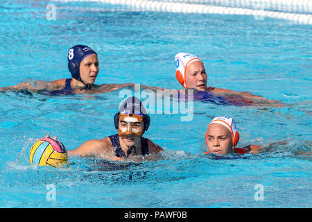 Xxv Luglio 2018, Bernat piscine Picornell, Barcellona, Spagna; xxxiii European Water Polo Championships, Paesi Bassi le donne contro l'Ungheria donne; un'azione della partita in cui un giocatore in Ungheria ha una maschera Foto Stock