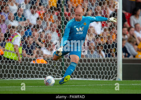 Xxv Luglio 2018, bet365 Stadium, Stoke-on-Trent, Inghilterra; pre stagione amichevole di calcio, Stoke City rispetto a Wolverhampton Wanderers; Portiere Giovanni rubicondo di Wolverhampton Wanderers cancella la sfera upfield Foto Stock